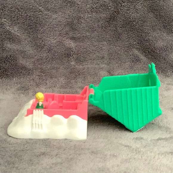 Vintage 1995 Polly Pocket Christmas Cottage Green House with Snow - Picture 7 of 12